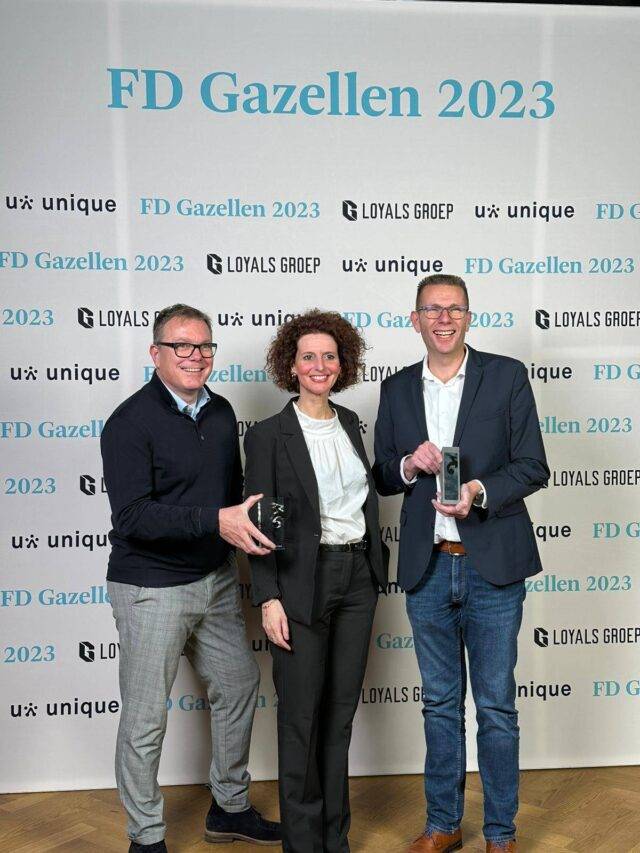 Rody van Egmond, Conny Roets en Jeroen van den Nouwland met de zilveren FD Gazellen Award.