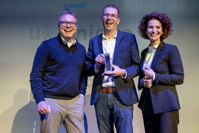 Rody, Jeroen en Conny nemen de zilveren FD Gazellen Award in ontvangst.