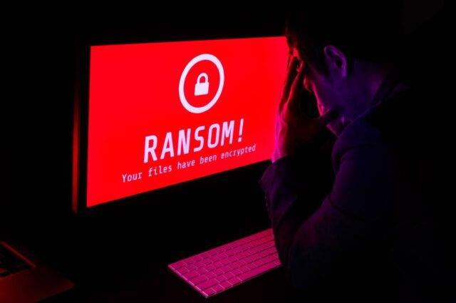 Een persoon ziet op zijn scherm dat hij slachtoffer is geworden van ransomware