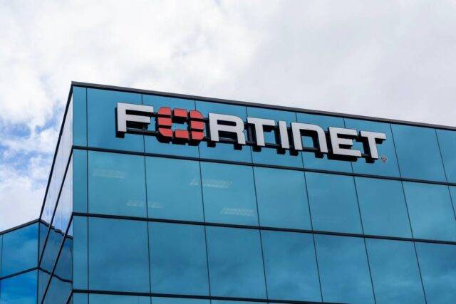 Een kantoorpand met het logo van Fortinet op het gebouw.