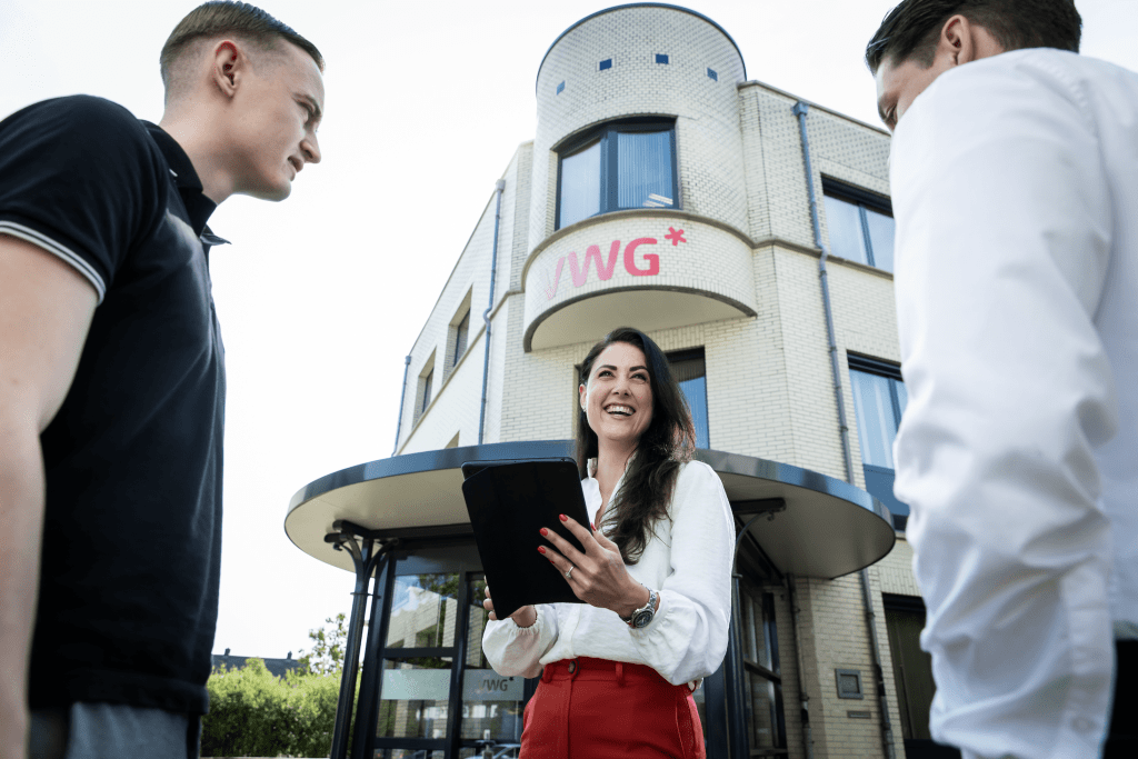 Medewerkers van VWG voor het eigen kantoorpand.