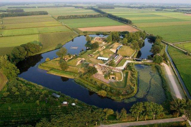 Een luchtfoto van GeoFort in Herwijnen