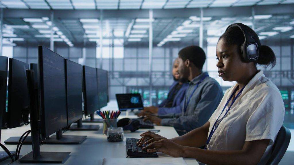 outsourcing security operations centre for business cybersecurity