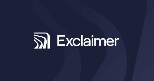 "Het logo van Exclaimer: een wit beeldmerk met gebogen lijnen naast de witte woordmerk 'Exclaimer', op een donkerblauwe achtergrond met subtiele golfvormen.
